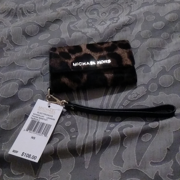 MK 3 in 1 phone wristlet, leopard print made of hair calf. - Picture 1 of 7